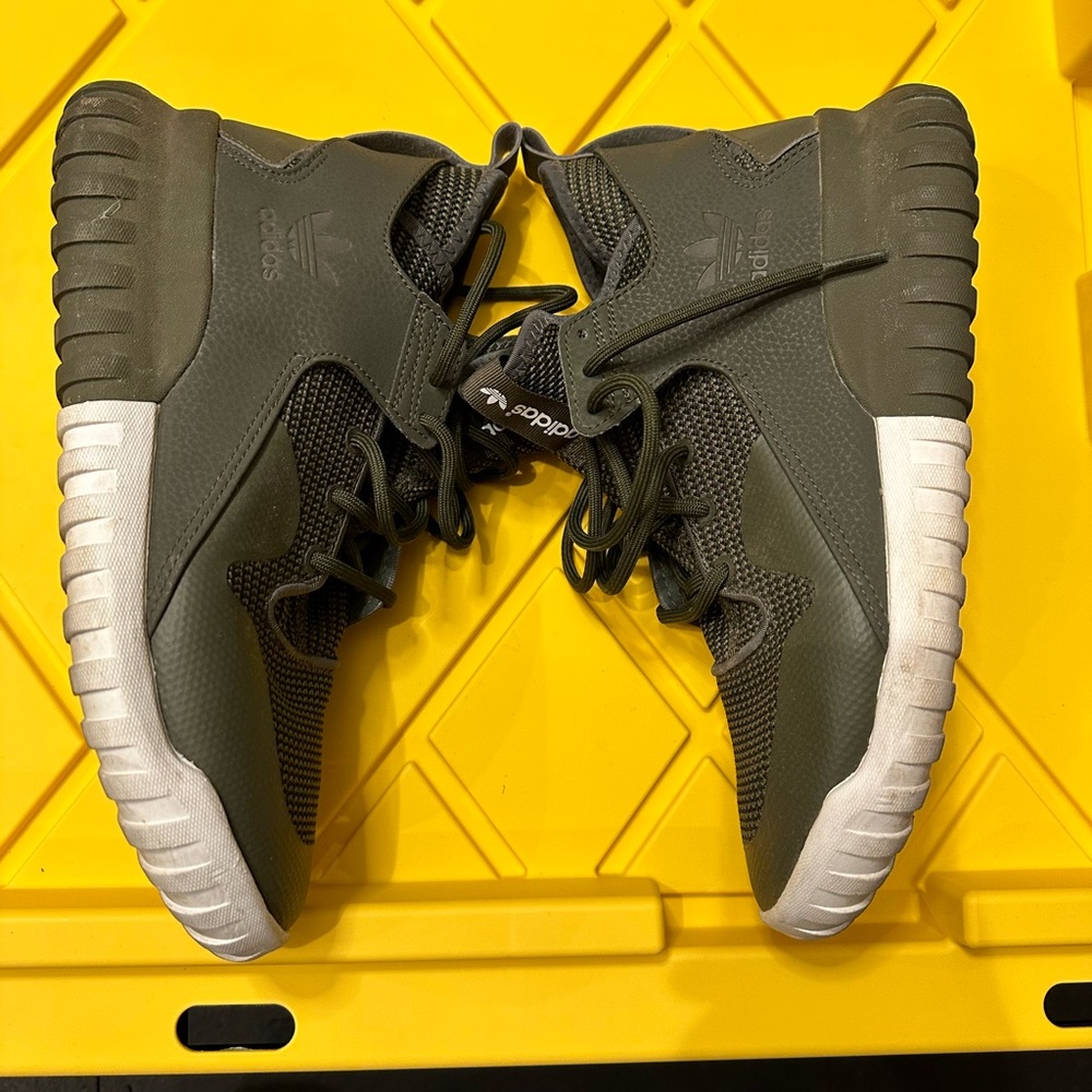 Adidas green sneakers. Worn few times and is in a good condition.